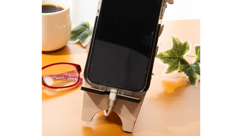 北欧風でおしゃれ!デスクが映える|花デザインの木製スマホスタンド