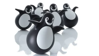 ペンギン型のおきあがりこぼし『Pingy』｜遊び心あふれる北欧デザインのインテリアオブジェ