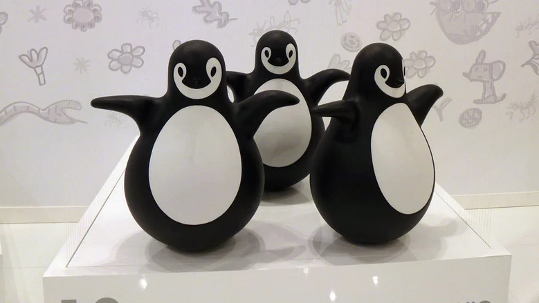 ペンギン型のおきあがりこぼし『Pingy』｜遊び心あふれる北欧デザインのインテリアオブジェ