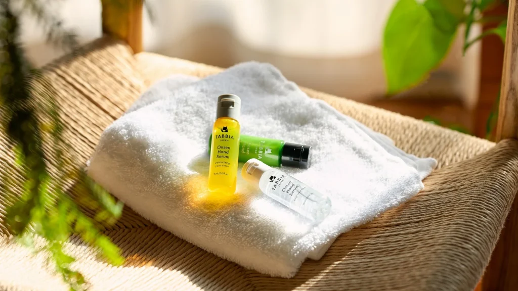 ベタつかない新感覚ハンドケア|温泉水で潤うハンドセラムとは