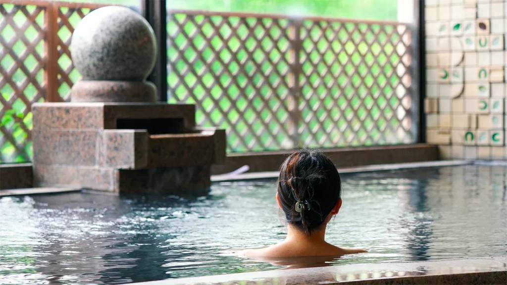 ベタつかない新感覚ハンドケア|温泉水で潤うハンドセラムとは