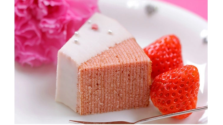 春ギフトにぴったり。幸せを重ねる苺バウムクーヘン