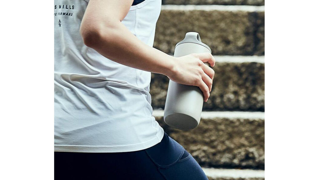 スポーツにも日常にも 片手で飲める快適さ｜保冷力抜群のKINTOタンブラー