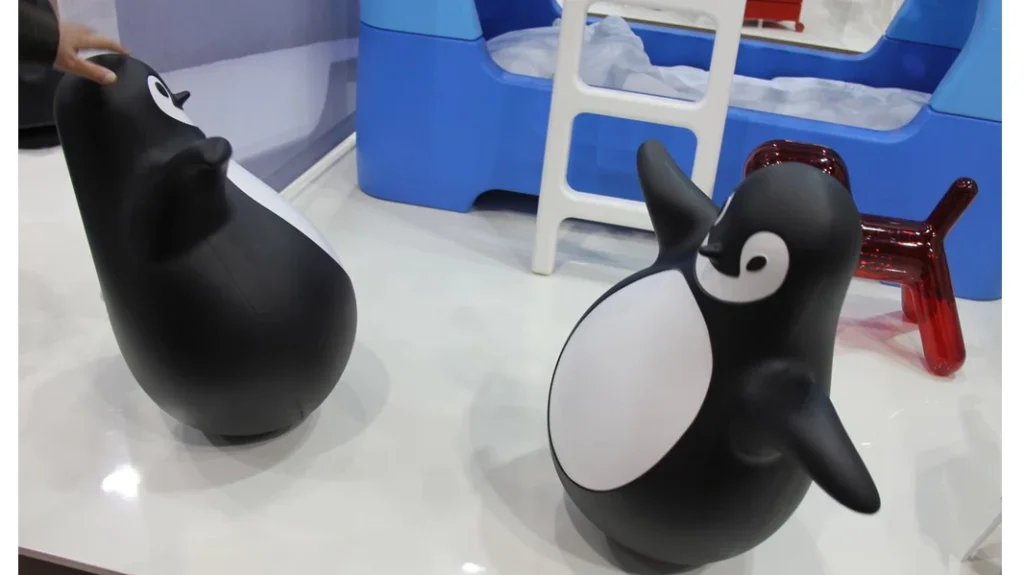 ペンギン型のおきあがりこぼし『Pingy』｜遊び心あふれる北欧デザインのインテリアオブジェ