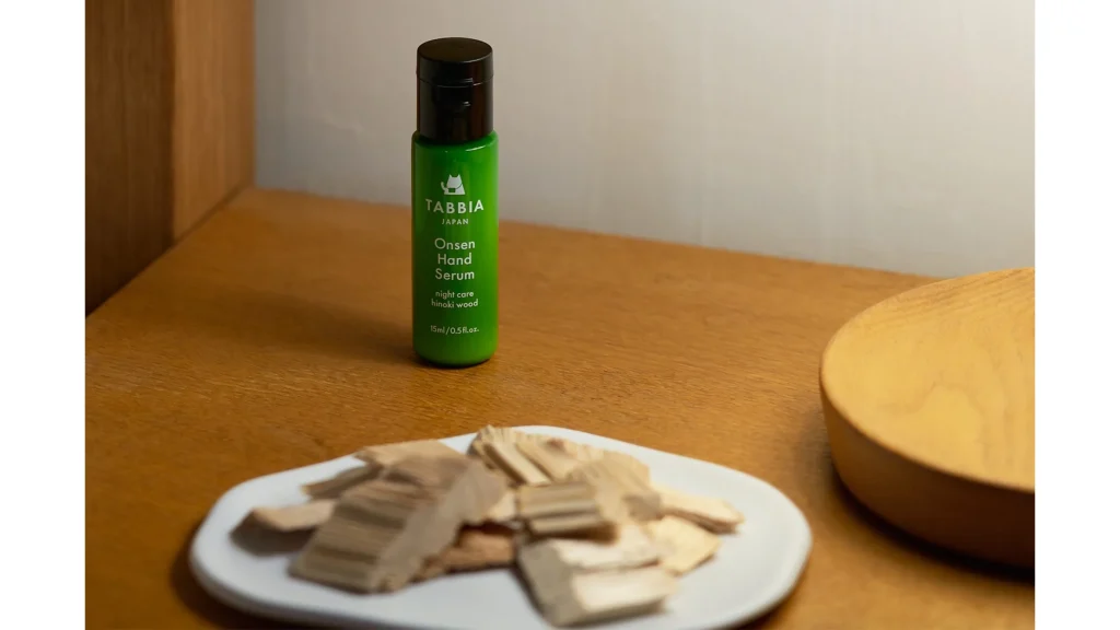 ベタつかない新感覚ハンドケア|温泉水で潤うハンドセラムとは