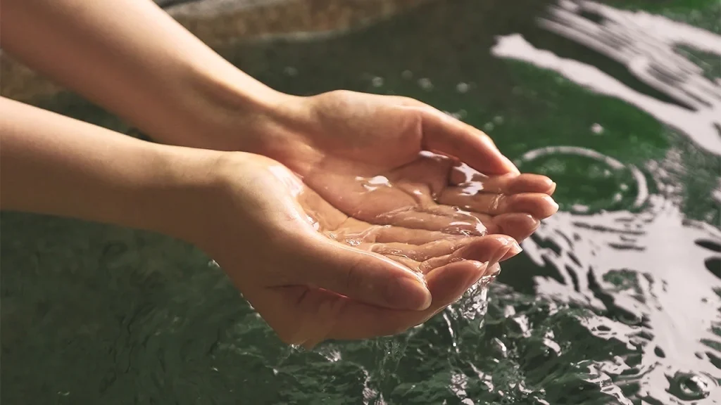 ベタつかない新感覚ハンドケア|温泉水で潤うハンドセラムとは