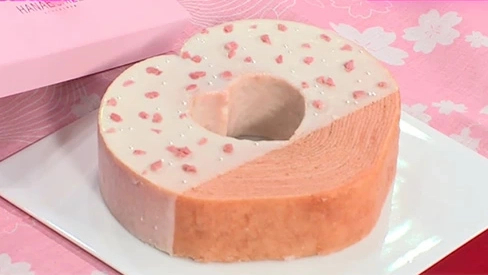 春ギフトにぴったり。幸せを重ねる苺バウムクーヘン