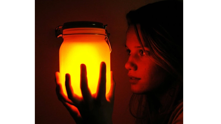 太陽光で灯る『Sun Jar ソーラー充電ランプ』が幻想的でおしゃれ