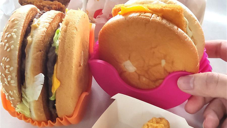 手を汚さずに食べられる！便利すぎる「ハンバーガーホルダー」で快適グルメタイム