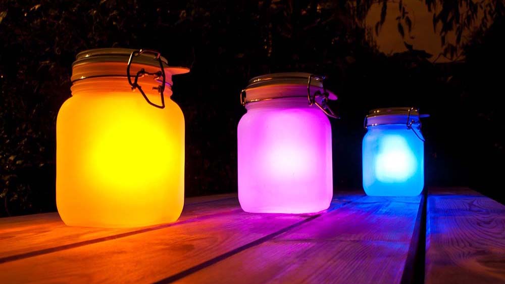 太陽光で灯る『Sun Jar ソーラー充電ランプ』が幻想的でおしゃれ