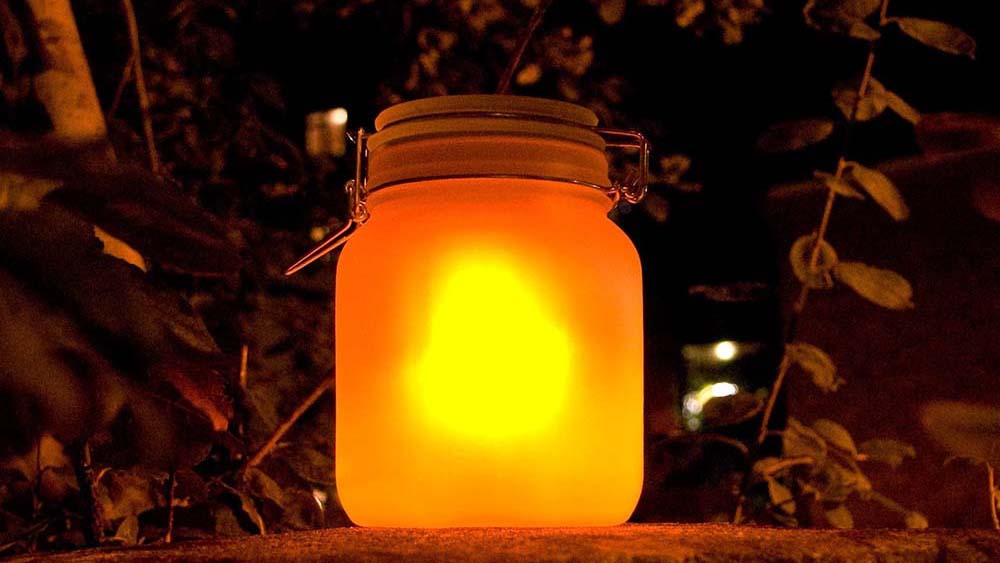 太陽光で灯る『Sun Jar ソーラー充電ランプ』が幻想的でおしゃれ