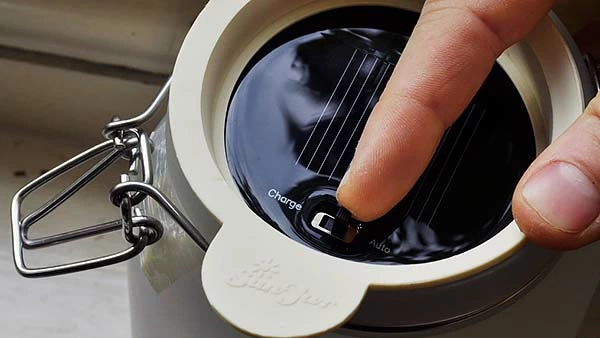 太陽光で灯る『Sun Jar ソーラー充電ランプ』が幻想的でおしゃれ