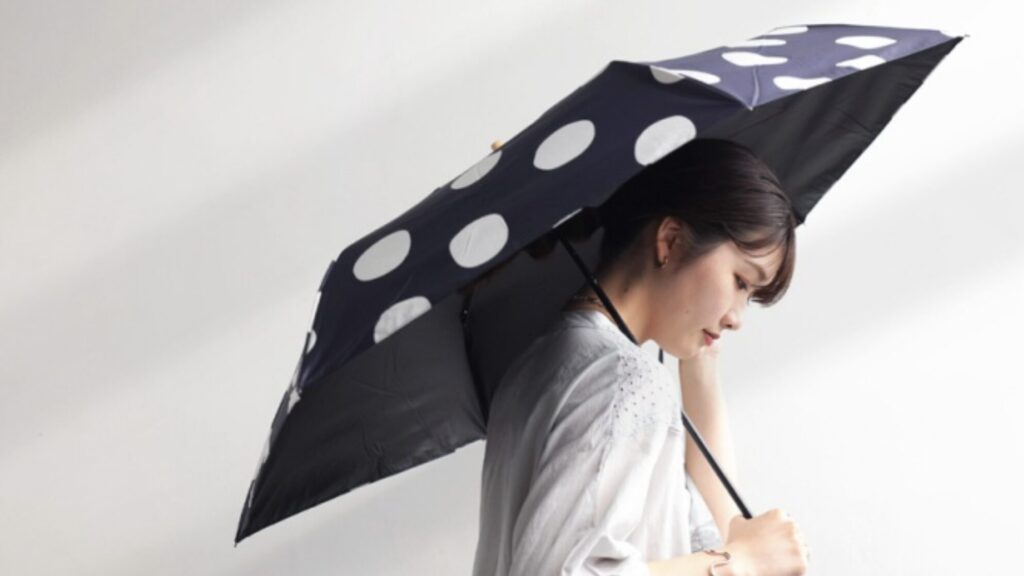 雨の日も晴れの日も使える！大人のドット柄折りたたみ傘