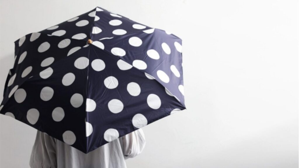 雨の日も晴れの日も使える！大人のドット柄折りたたみ傘