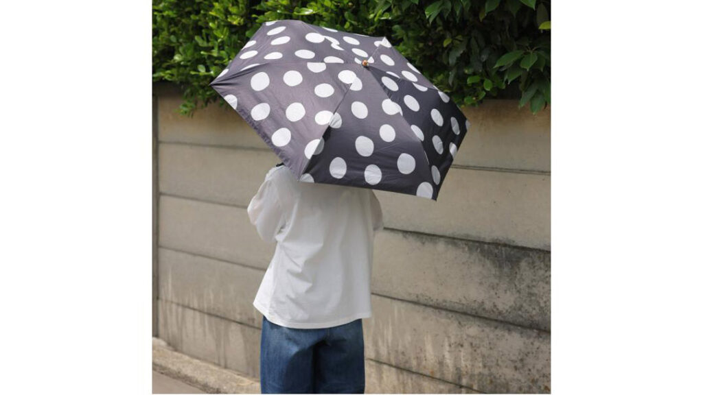 雨の日も晴れの日も使える！大人のドット柄折りたたみ傘