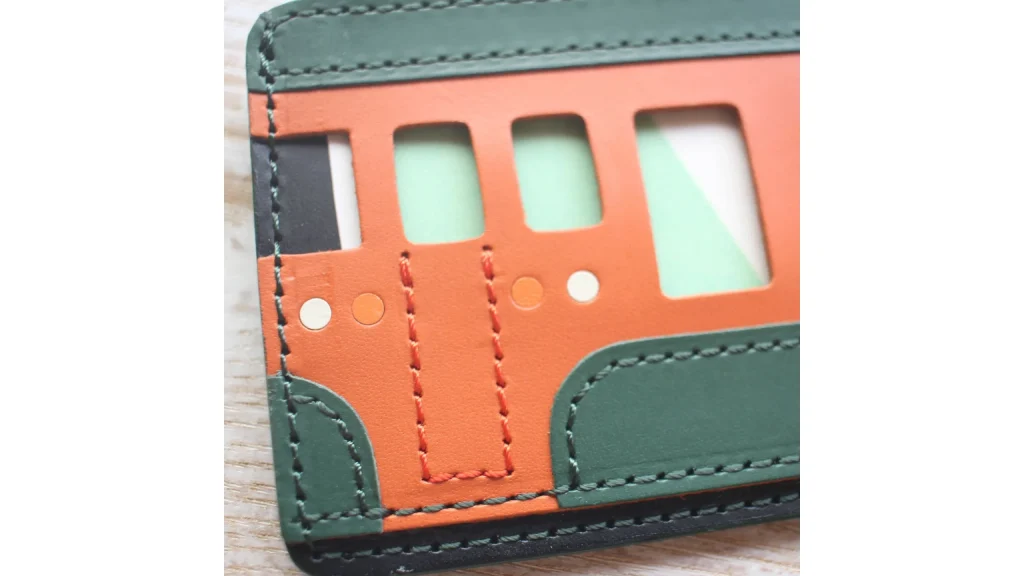湘南色＆横須賀色を再現！本革仕様の電車パスケースがかわいい