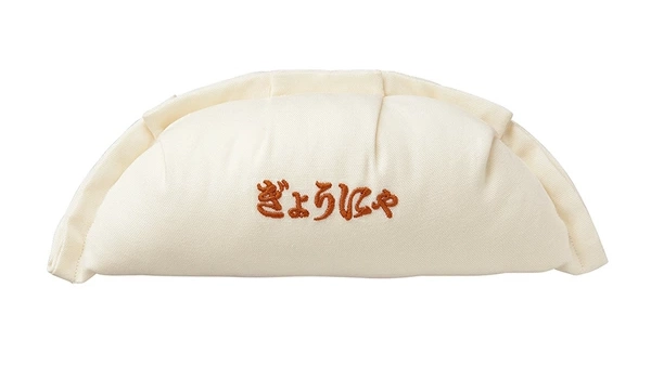 猫が餃子を抱えてキック!?思わず写真を撮りたくなる『けり餃子』