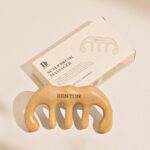 頭皮も首もこれ1つ！BENTON「頭皮かっさマッサージ」で始めるセルフケア