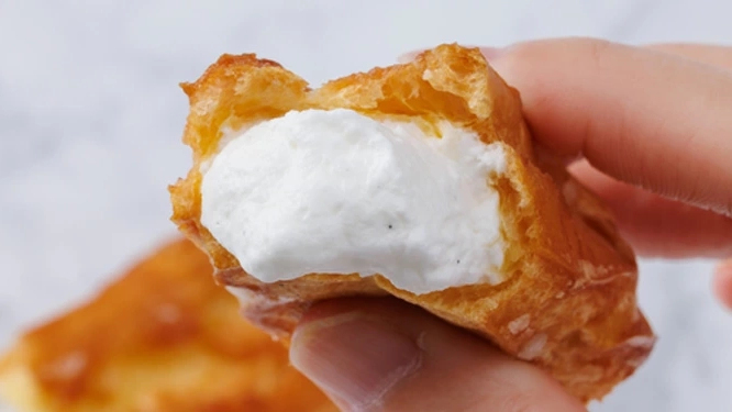 シューアイスにもシュークリームにも!濃厚ミルクの食べやすい『シュースティック』をご紹介♪