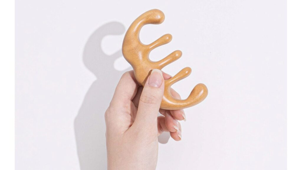 頭皮も首もこれ1つ！BENTON「頭皮かっさマッサージ」で始めるセルフケア