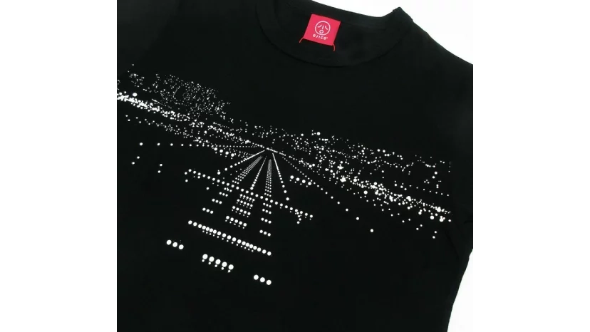 半袖Tシャツ『LANDING』は暗闇で光る空港の夜景が魅力！親子コーデも楽しめる一枚