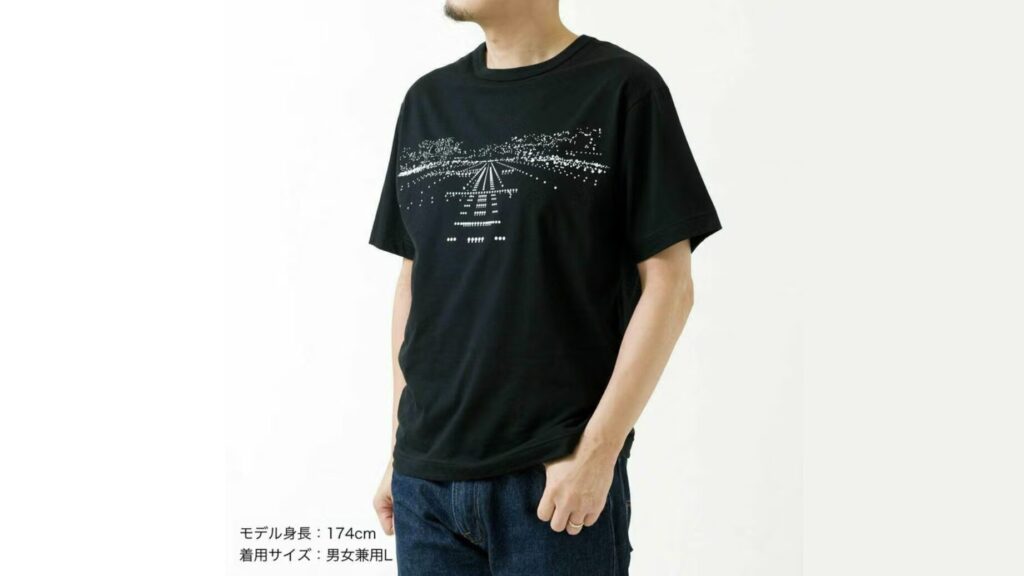 半袖Tシャツ『LANDING』は暗闇で光る空港の夜景が魅力！親子コーデも楽しめる一枚
