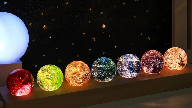 7色に輝く「水晶玉」｜幻想的な光を楽しむインテリアライト