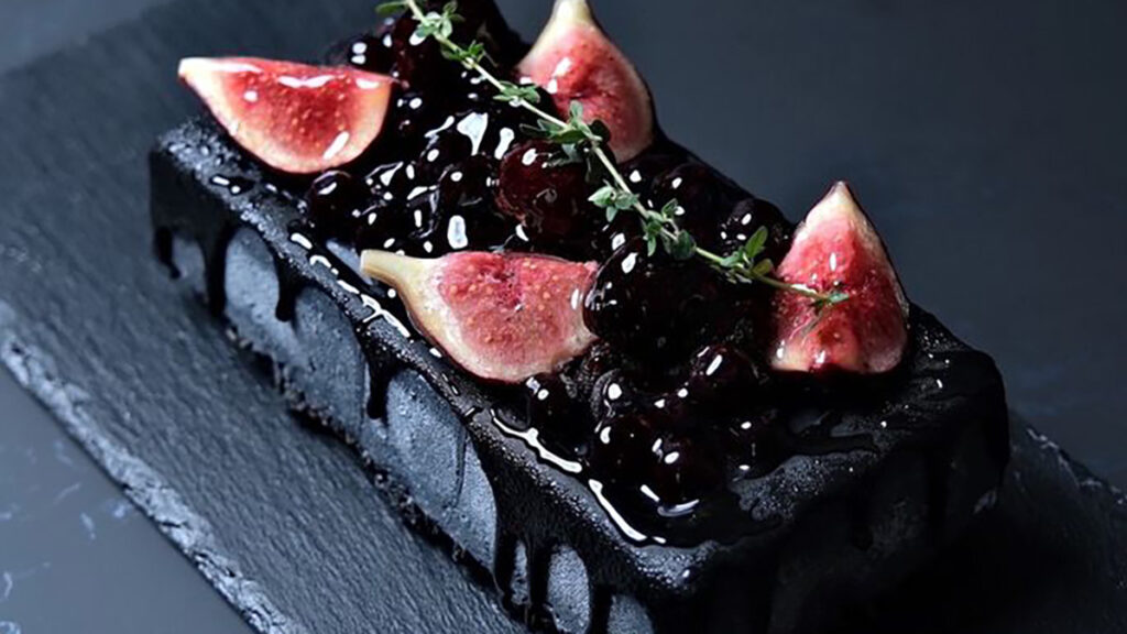 黒いちじくが輝く『BLVCK PARIS』漆黒のレアチーズケーキ