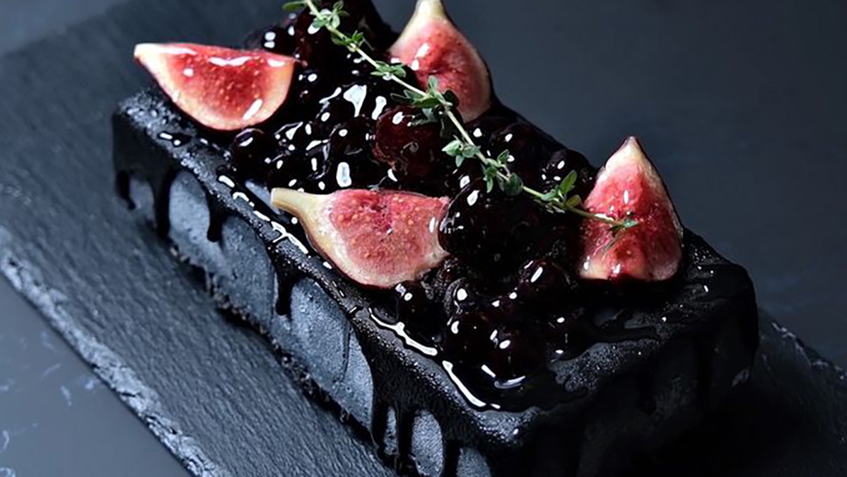 黒いちじくが輝く『BLVCK PARIS』漆黒のレアチーズケーキ