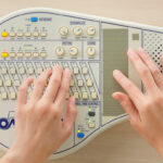 指を滑らせるだけで伴奏！SUZUKI『オムニコード OM-108』
