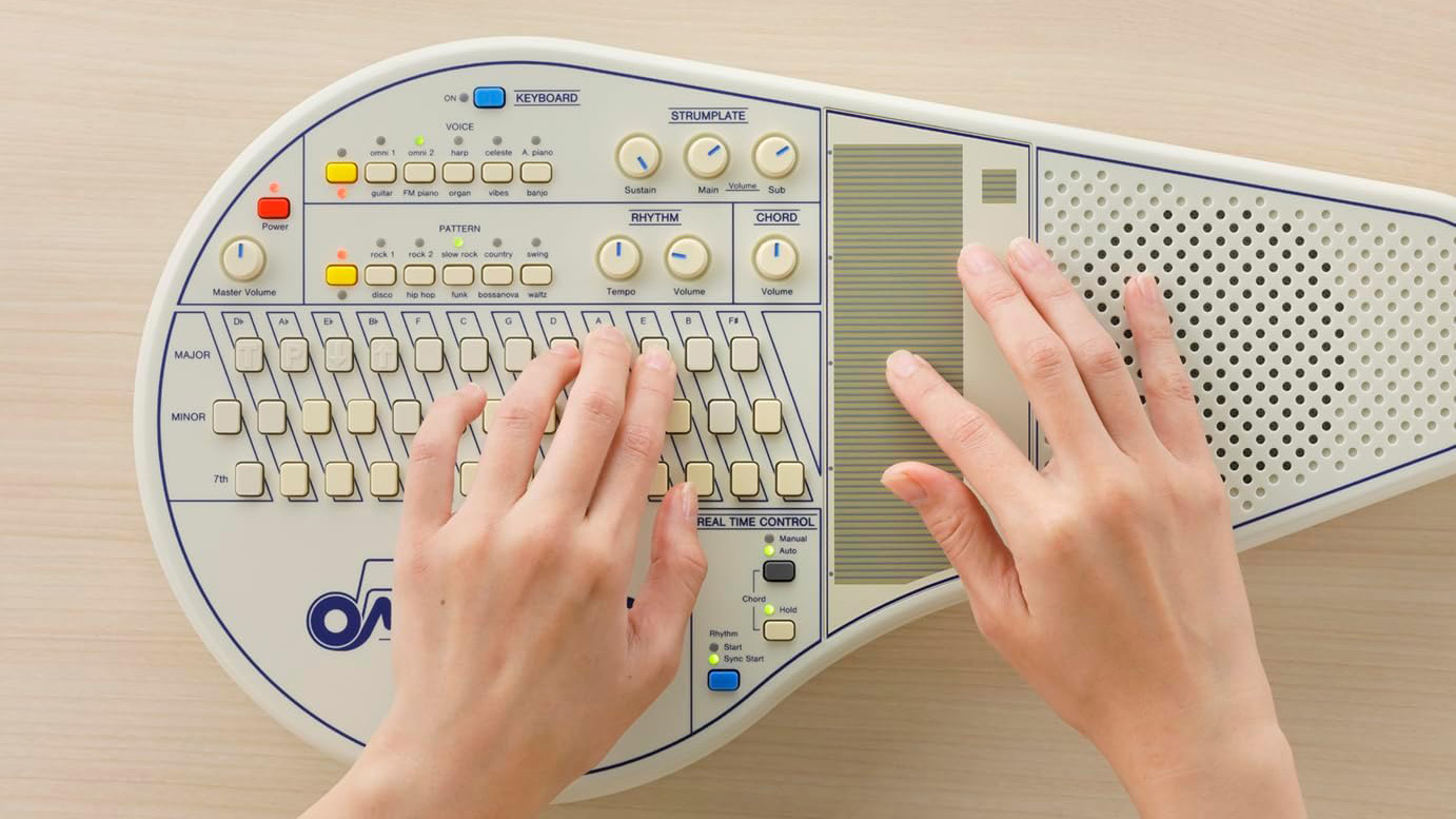 指を滑らせるだけで伴奏！SUZUKI『オムニコード OM-108』