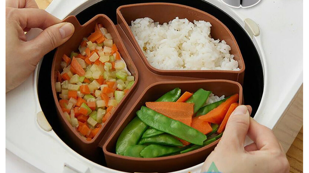 ご飯とおかずをまとめて調理！炊飯器用「ディバイダー」