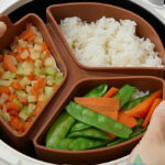 ご飯とおかずをまとめて調理！炊飯器用「ディバイダー」