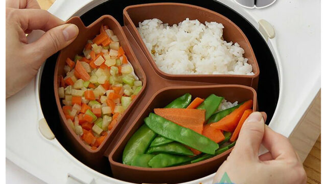 ご飯とおかずをまとめて調理！炊飯器用「ディバイダー」