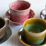 リビングでコーヒーを楽しむ。波佐見焼 Folk Design『カップ＆ソーサー』