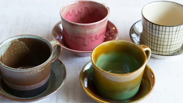 リビングでコーヒーを楽しむ。波佐見焼 Folk Design『カップ＆ソーサー』